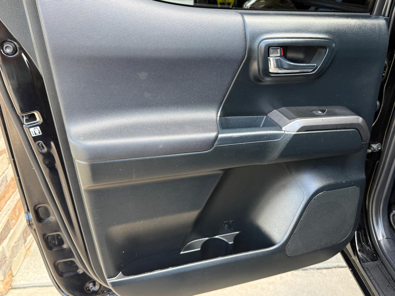 Toyota Tacoma 2WD Double Cab V6 AT TRD Off Road (Natl) 2017