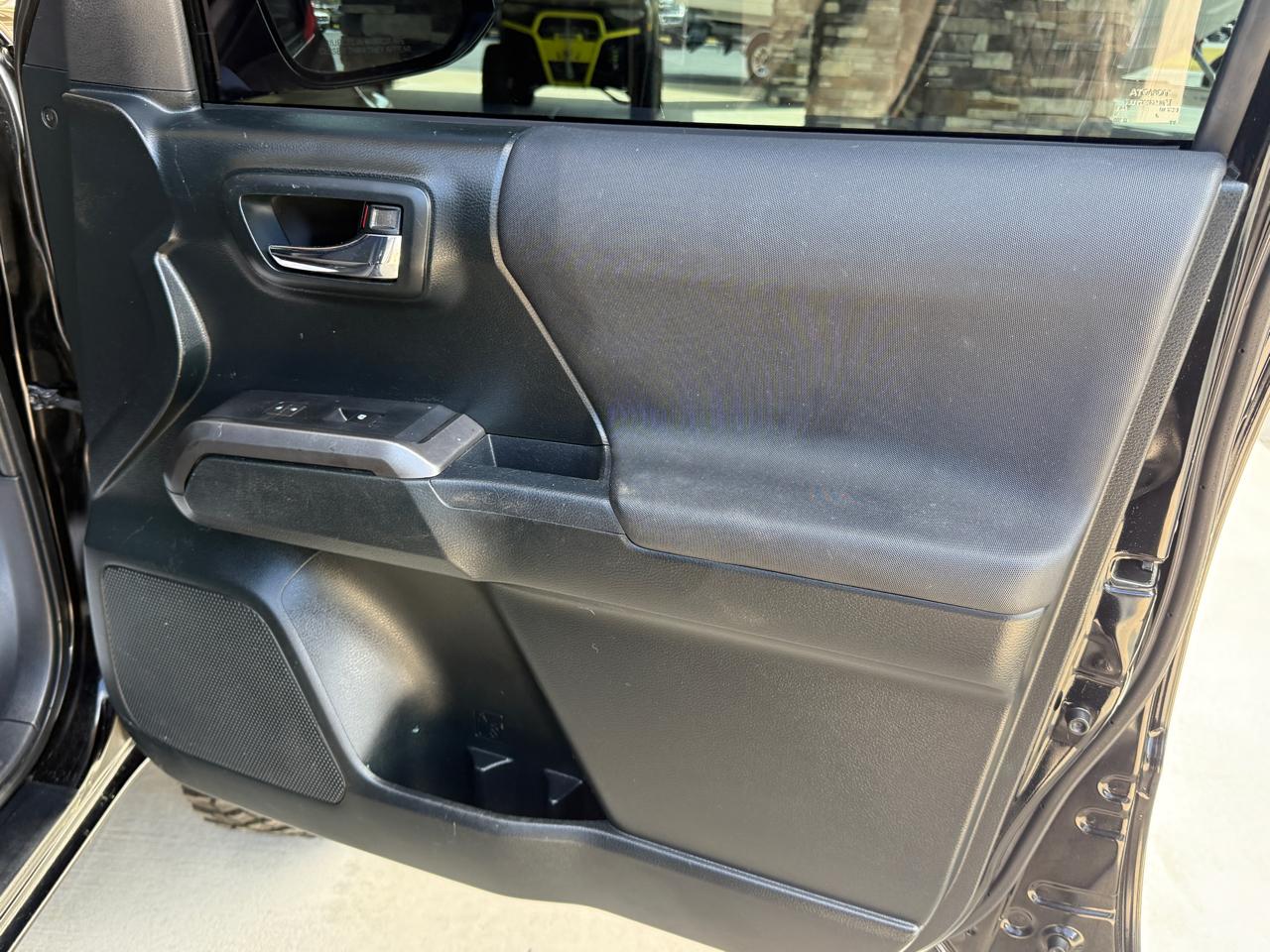 Toyota Tacoma 2WD Double Cab V6 AT TRD Off Road (Natl) 2017