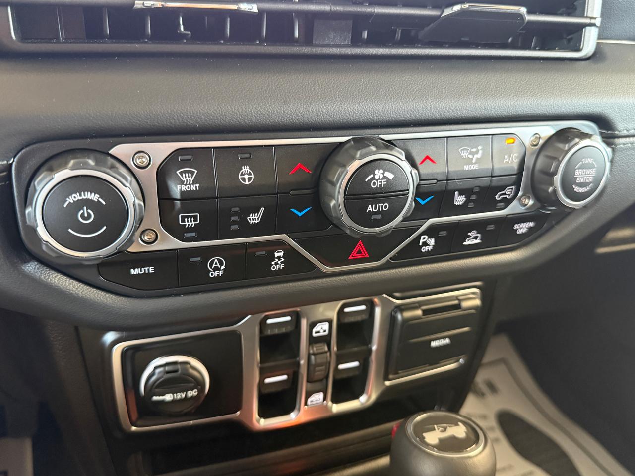 Jeep Wrangler Sahara 2025