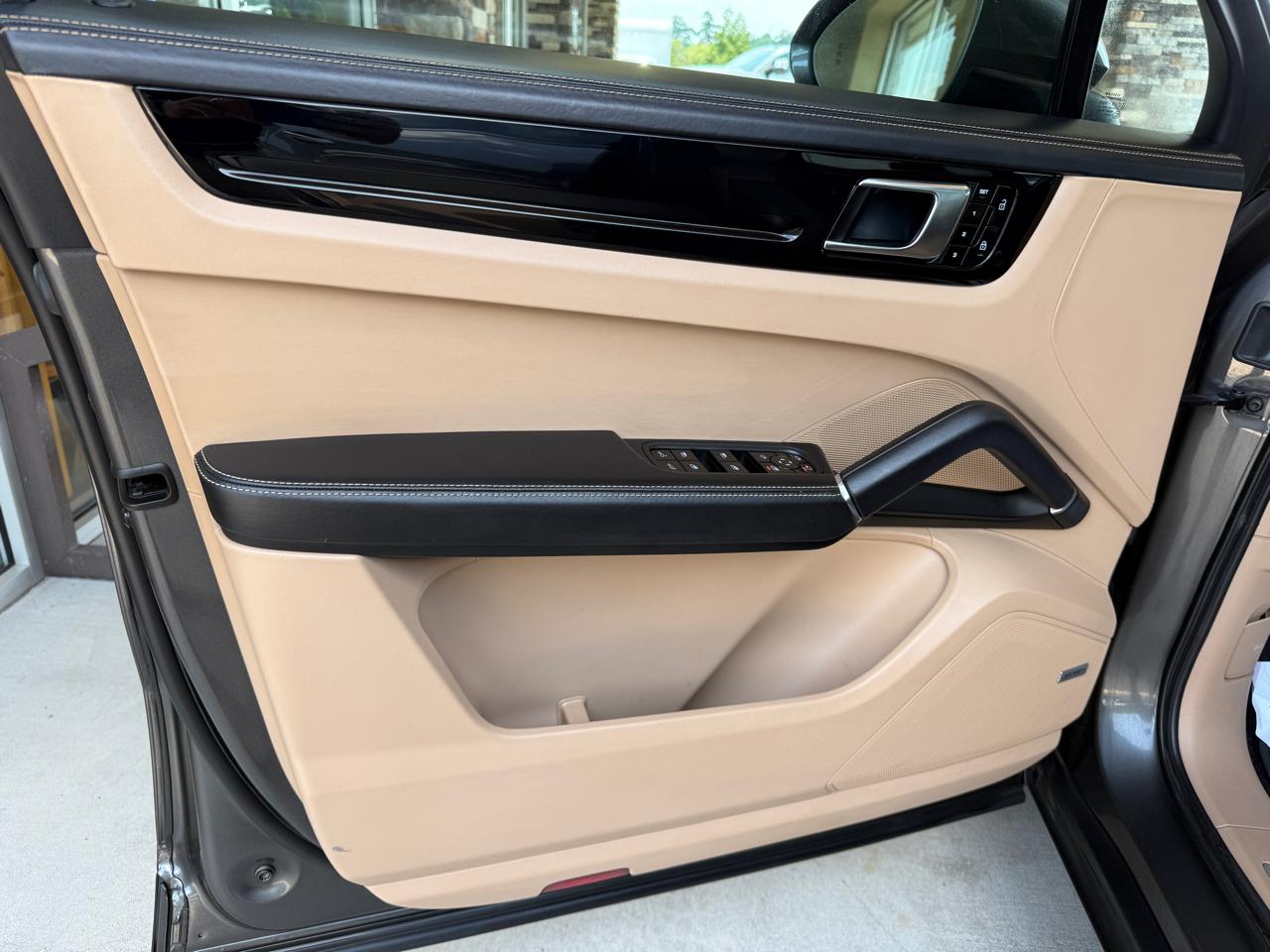 Porsche Cayenne Base 2021
