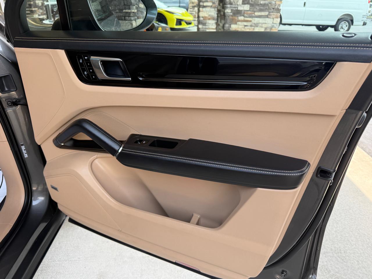 Porsche Cayenne Base 2021