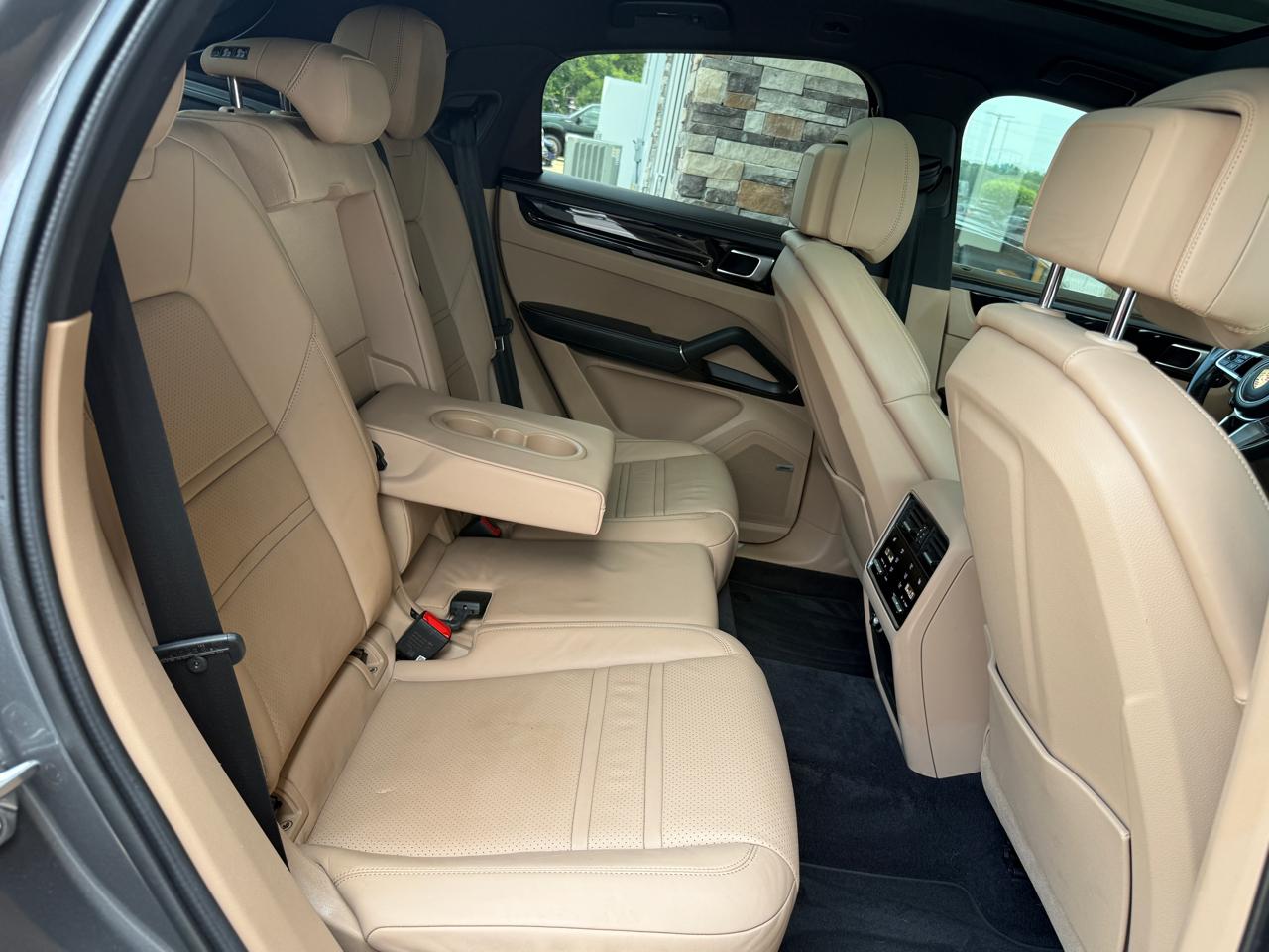 Porsche Cayenne Base 2021