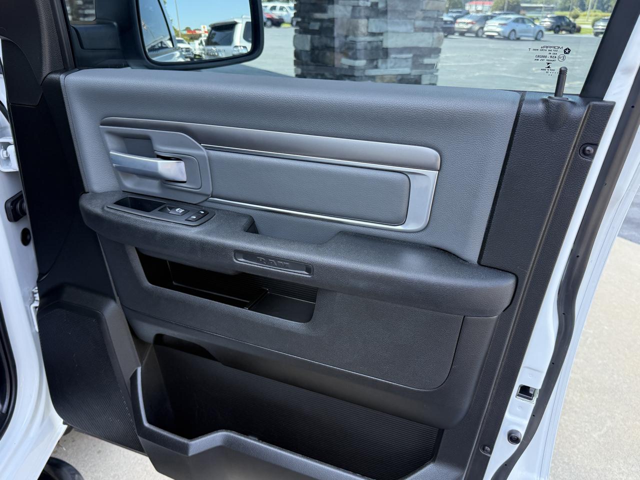 RAM 1500 Classic SLT Crew Cab SWB 2WD 2022