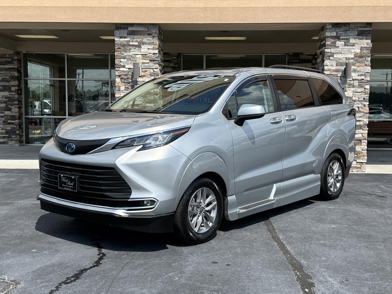 Toyota Sienna XLE 7-Passenger 2022