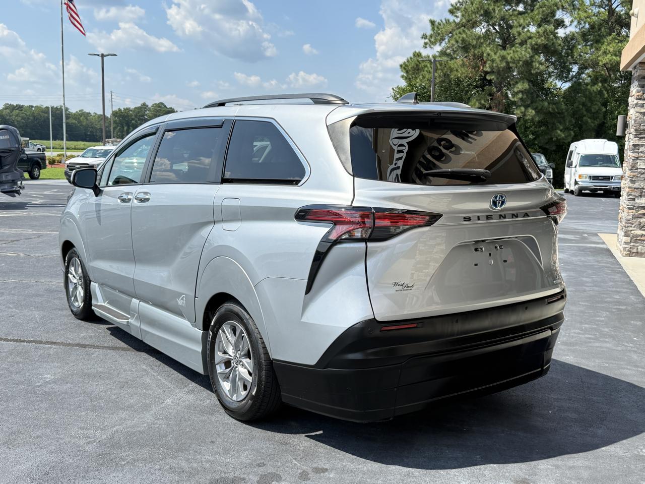 Toyota Sienna XLE 7-Passenger 2022