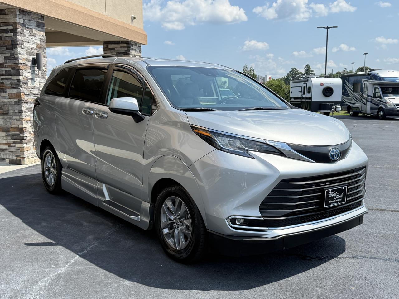 Toyota Sienna XLE 7-Passenger 2022