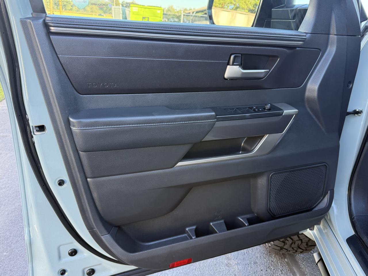 Toyota Tundra SR5 CrewMax 4WD 2024