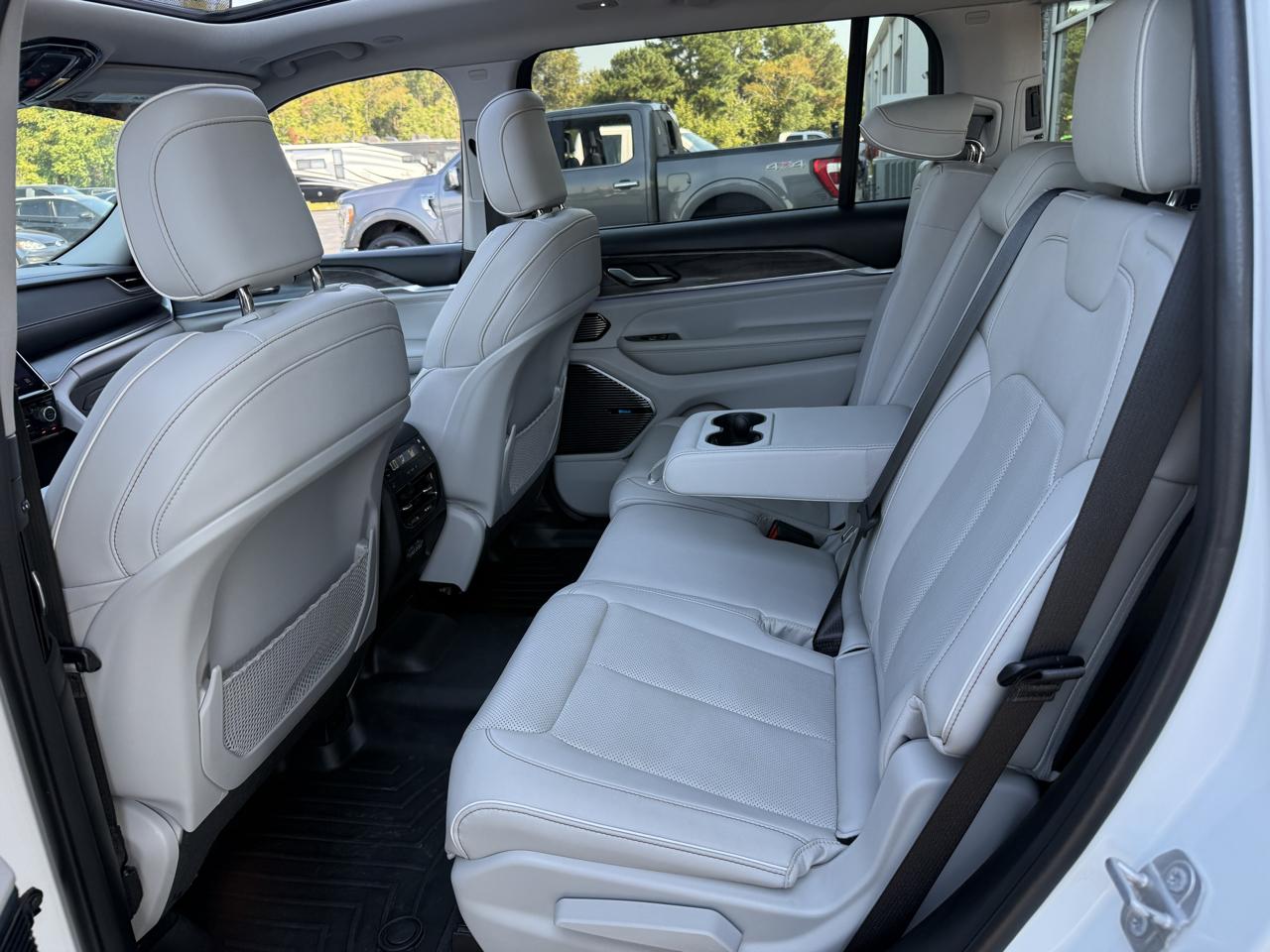 Jeep Grand Cherokee L Overland 2WD 2022