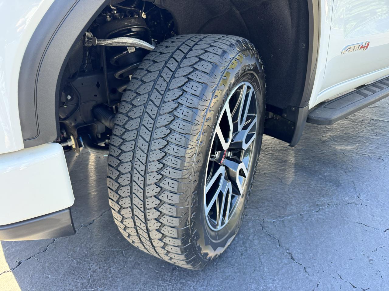 GMC Sierra 1500 4WD Crew Cab 147" AT4 2025