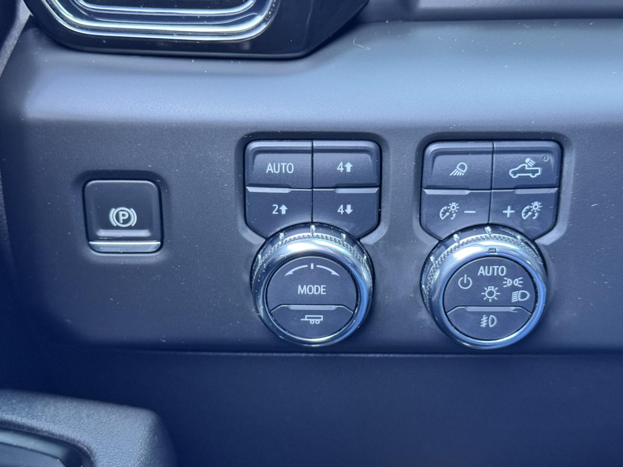 GMC Sierra 1500 4WD Crew Cab 147" AT4 2025