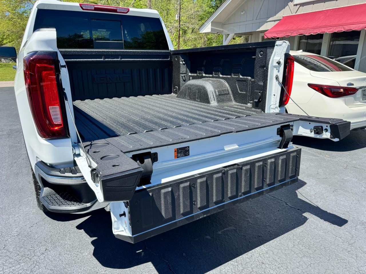 GMC Sierra 1500 4WD Crew Cab 147" SLT 2026