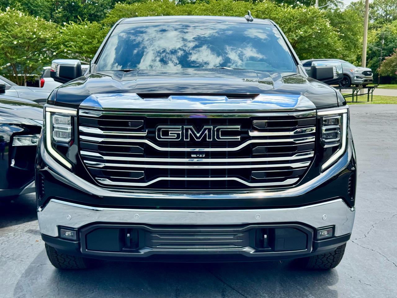 GMC Sierra 1500 4WD Crew Cab 147" SLT 2026