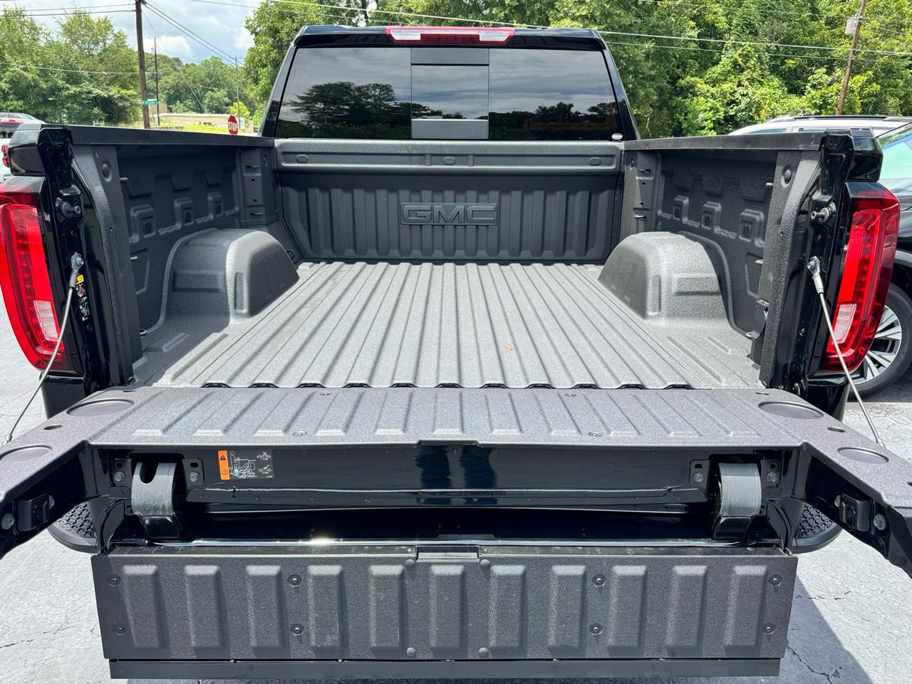 GMC Sierra 1500 4WD Crew Cab 147" SLT 2026