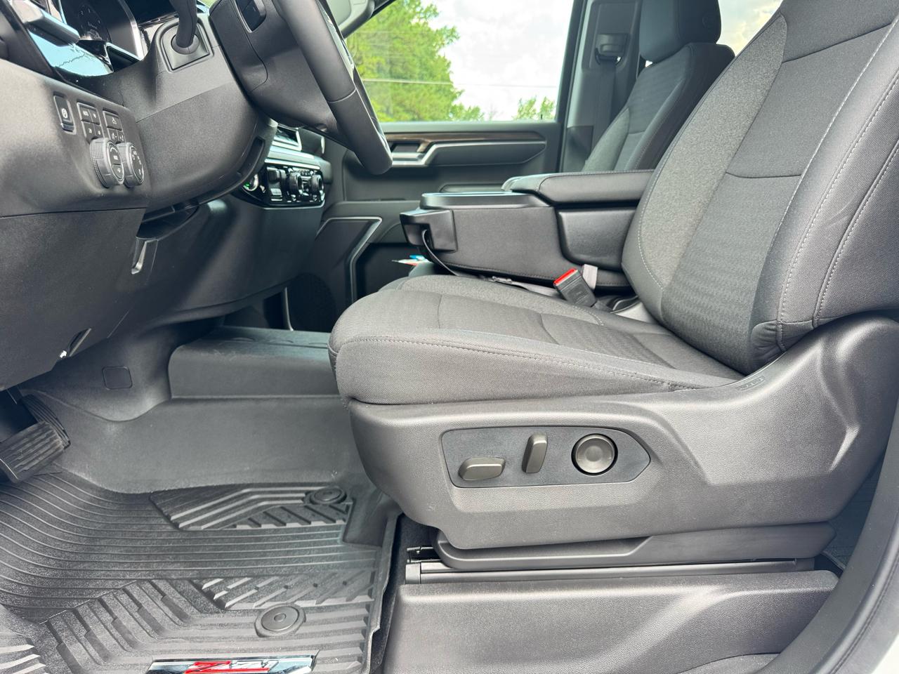 Chevrolet Silverado 1500 4WD Crew Cab 147" LT w/1LT 2026