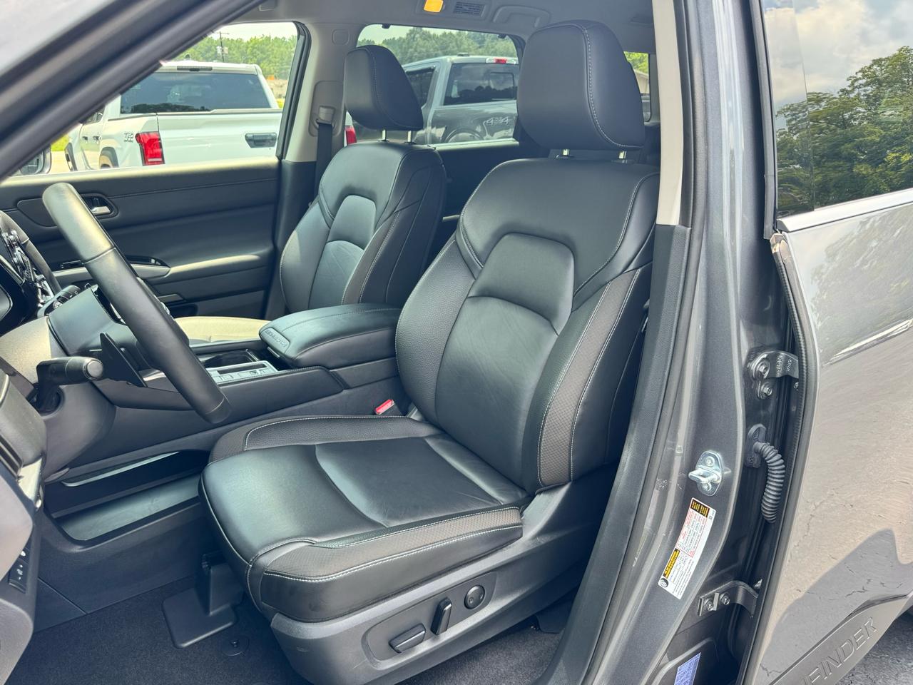 Nissan Pathfinder SL 2WD 2025
