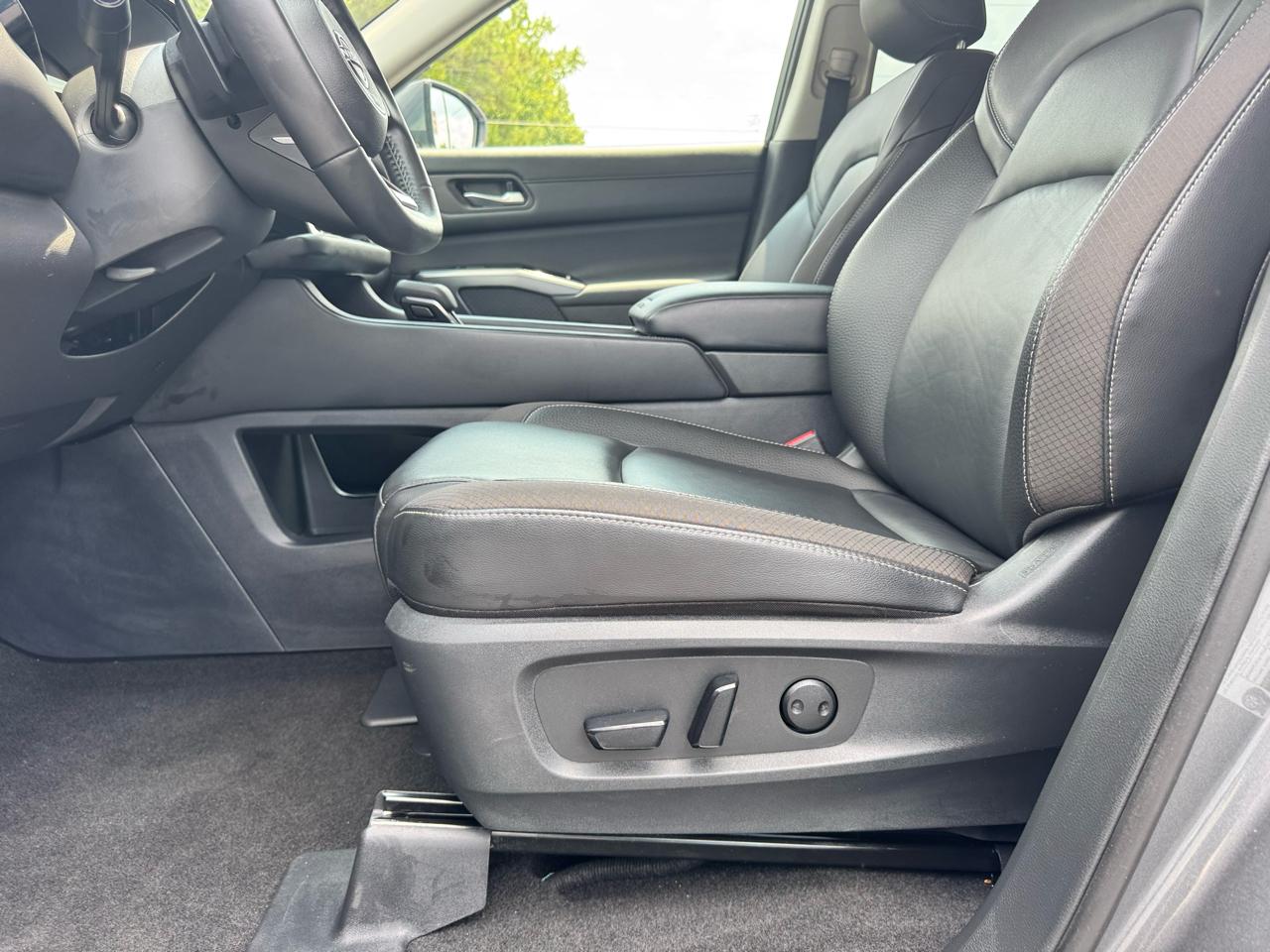Nissan Pathfinder SL 2WD 2025