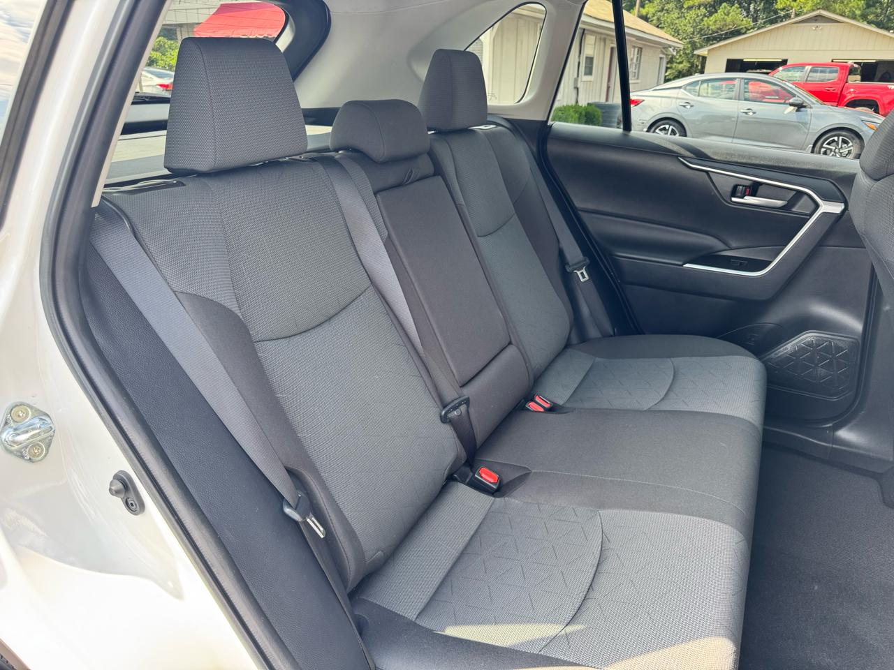 Toyota RAV4 XLE FWD (Natl) 2025