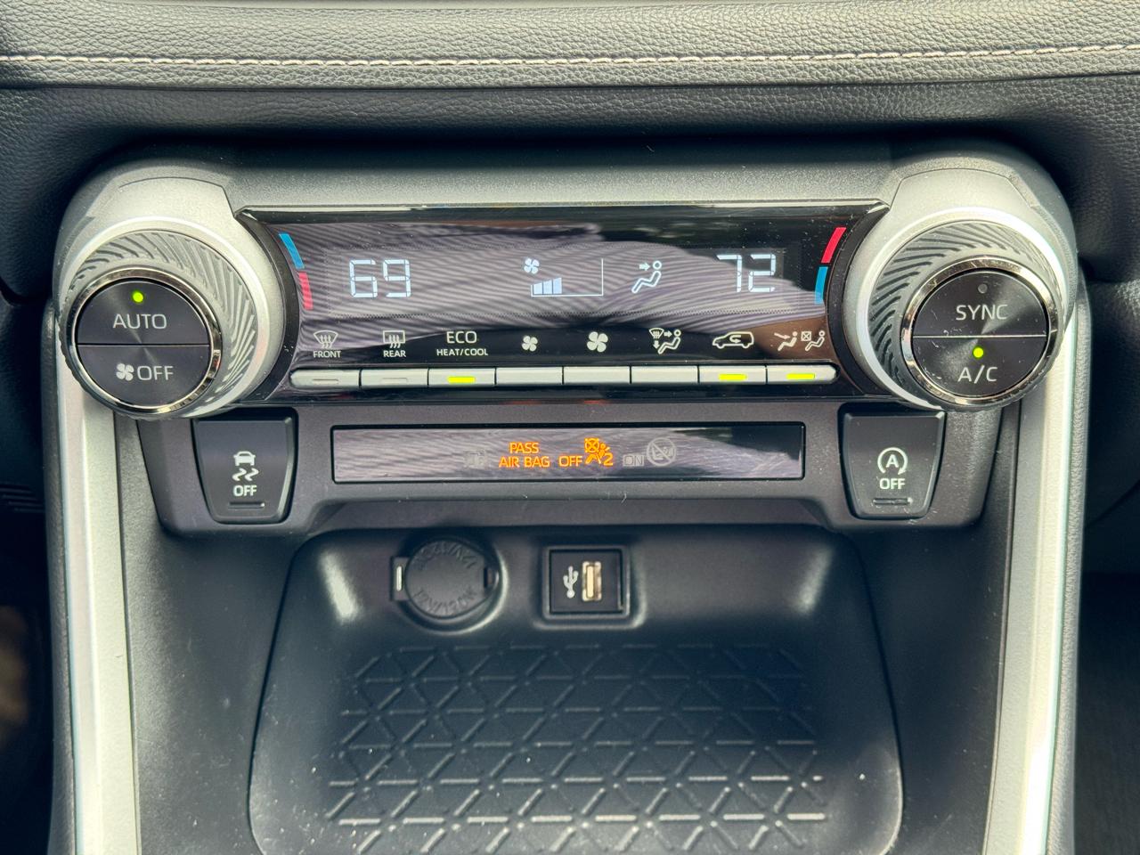 Toyota RAV4 XLE FWD (Natl) 2025