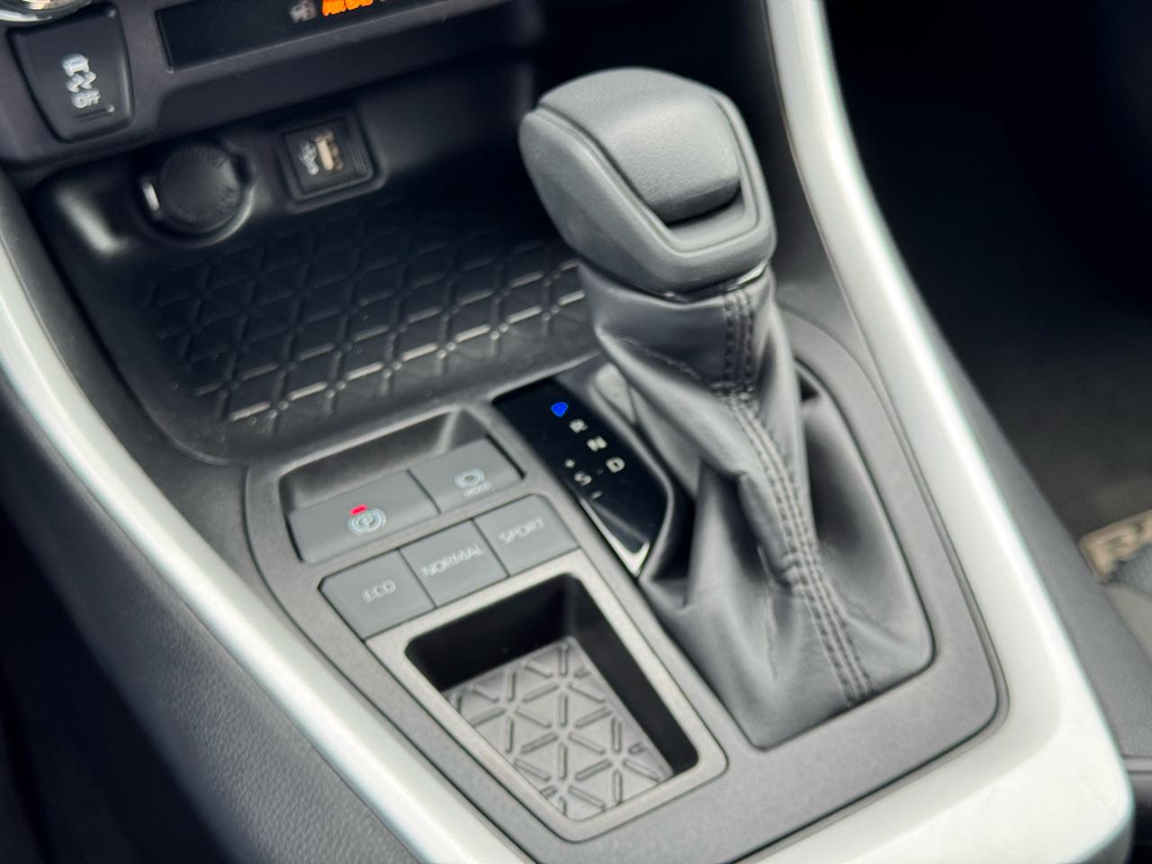 Toyota RAV4 XLE FWD (Natl) 2025