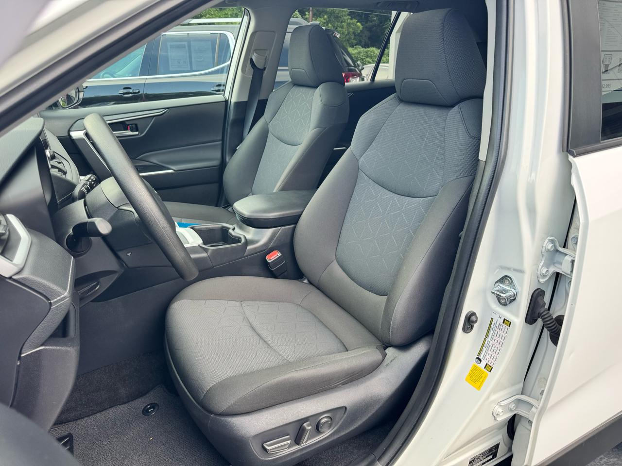 Toyota RAV4 XLE FWD (Natl) 2025