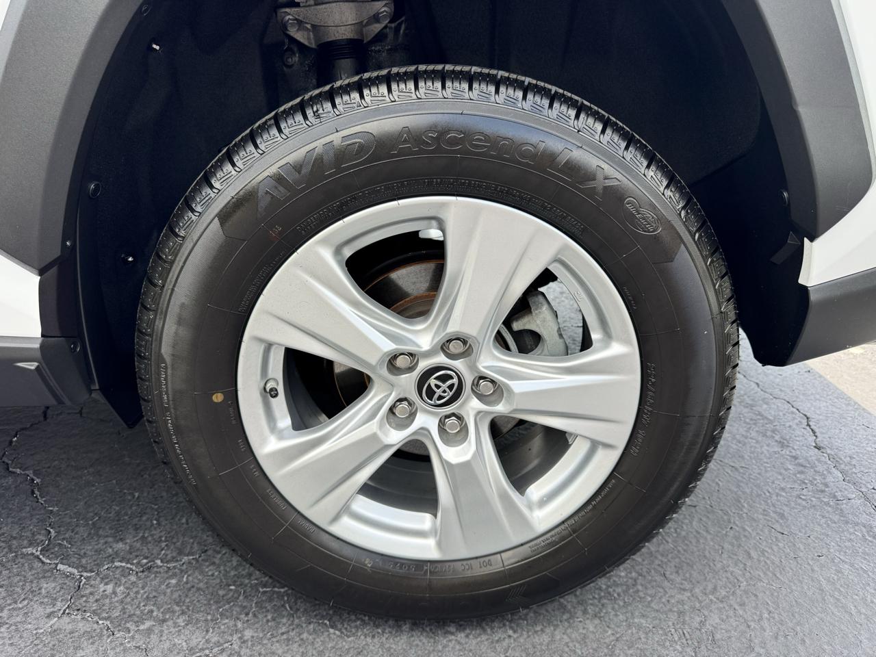 Toyota RAV4 XLE FWD (Natl) 2019