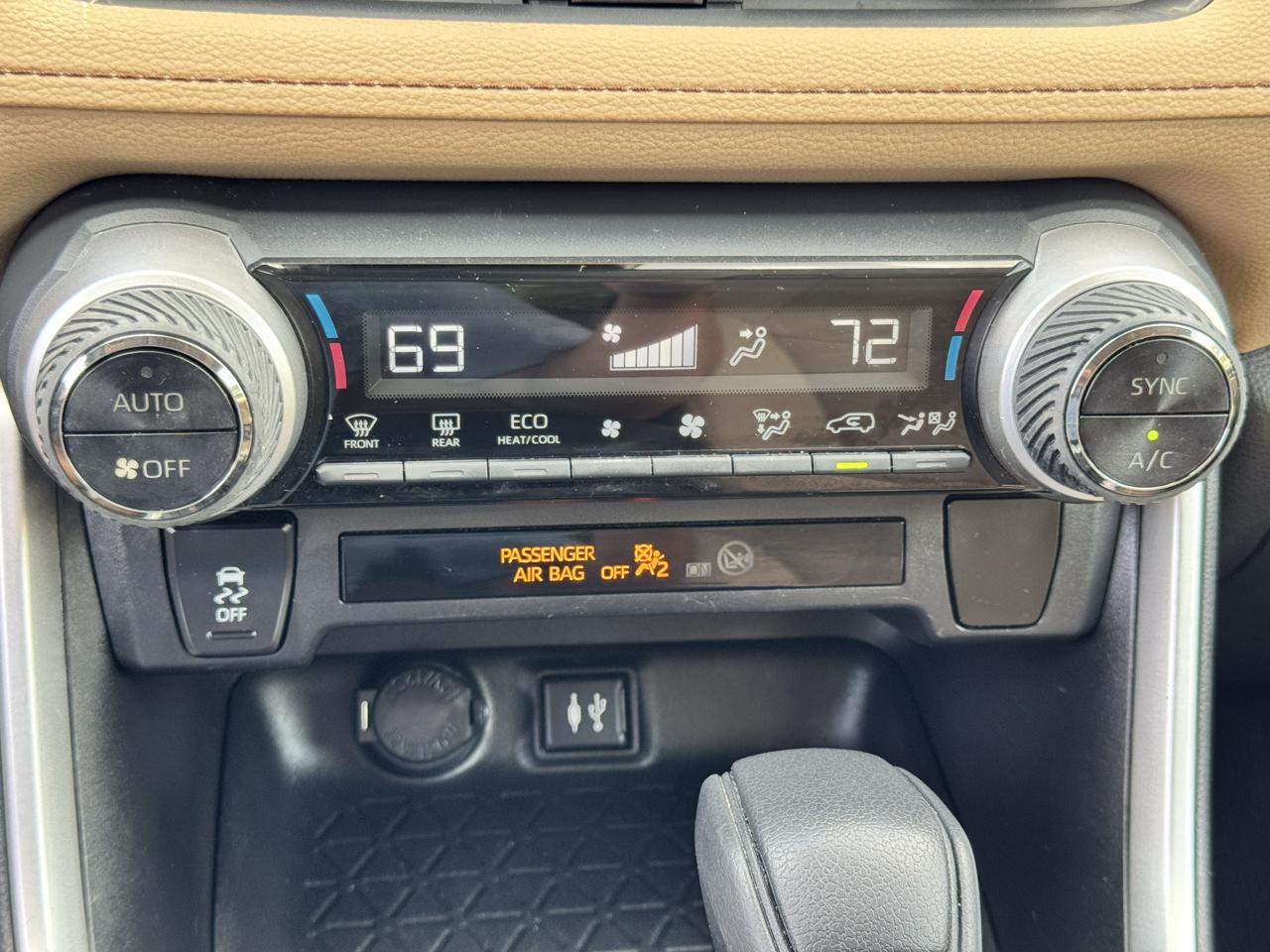 Toyota RAV4 XLE FWD (Natl) 2019