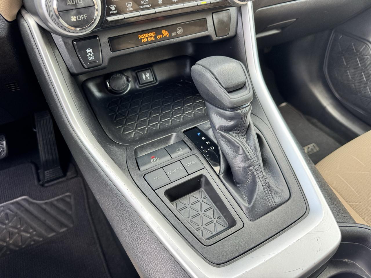 Toyota RAV4 XLE FWD (Natl) 2019