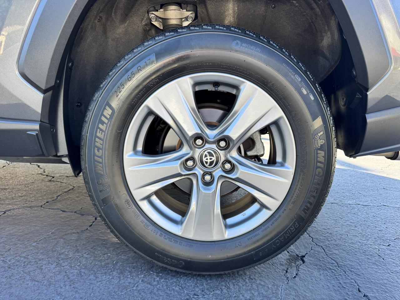 Toyota RAV4 XLE FWD (Natl) 2024