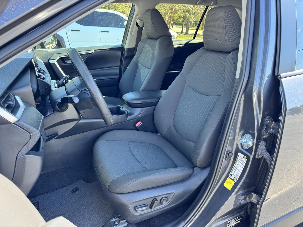 Toyota RAV4 XLE FWD (Natl) 2024