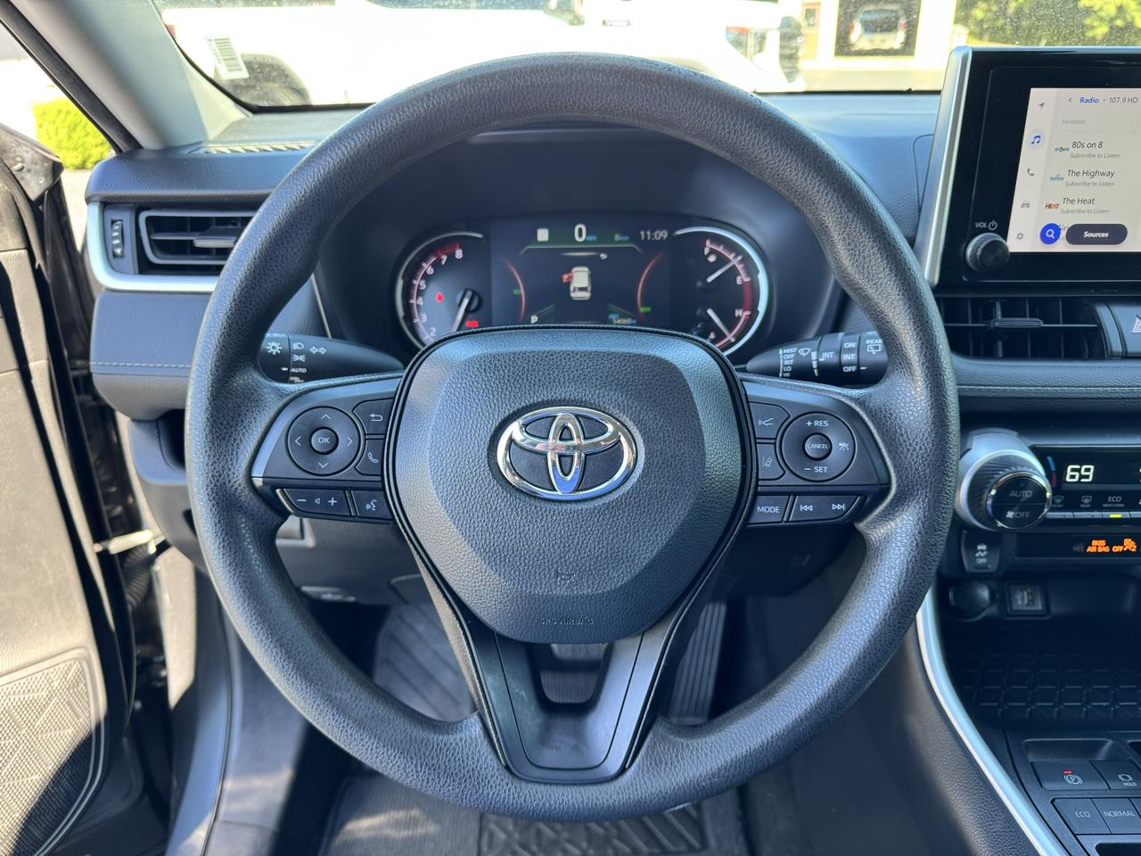 Toyota RAV4 XLE FWD (Natl) 2024
