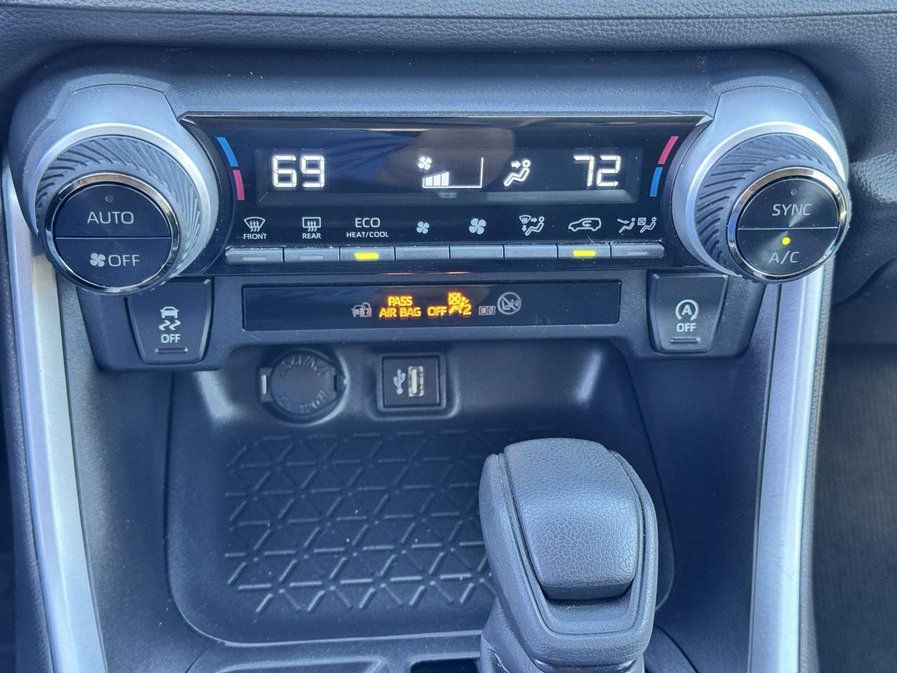 Toyota RAV4 XLE FWD (Natl) 2024