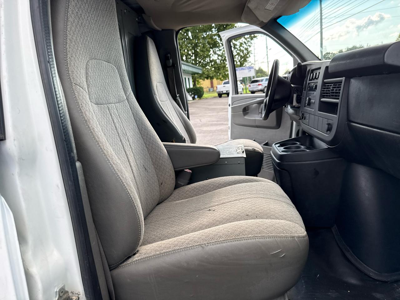 Chevrolet Express Cargo Van RWD 2500 135" 2012