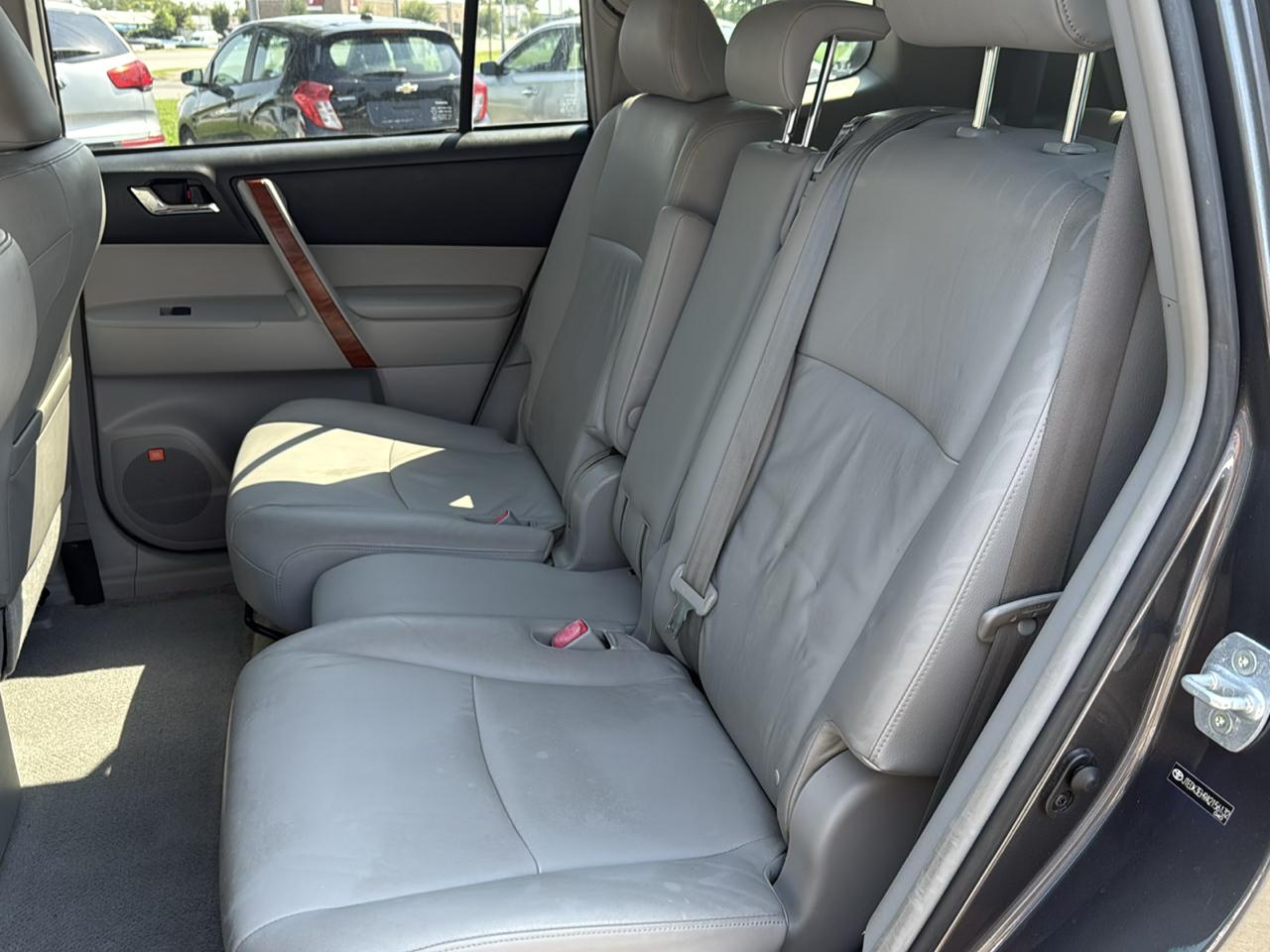 Toyota Highlander 4WD 4dr V6 Limited (Natl) 2010