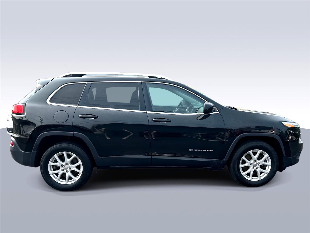 2016 Jeep Cherokee Latitude photo 2