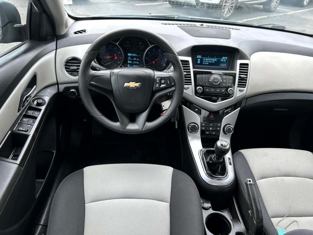 2016 Chevrolet Cruze LS photo 3