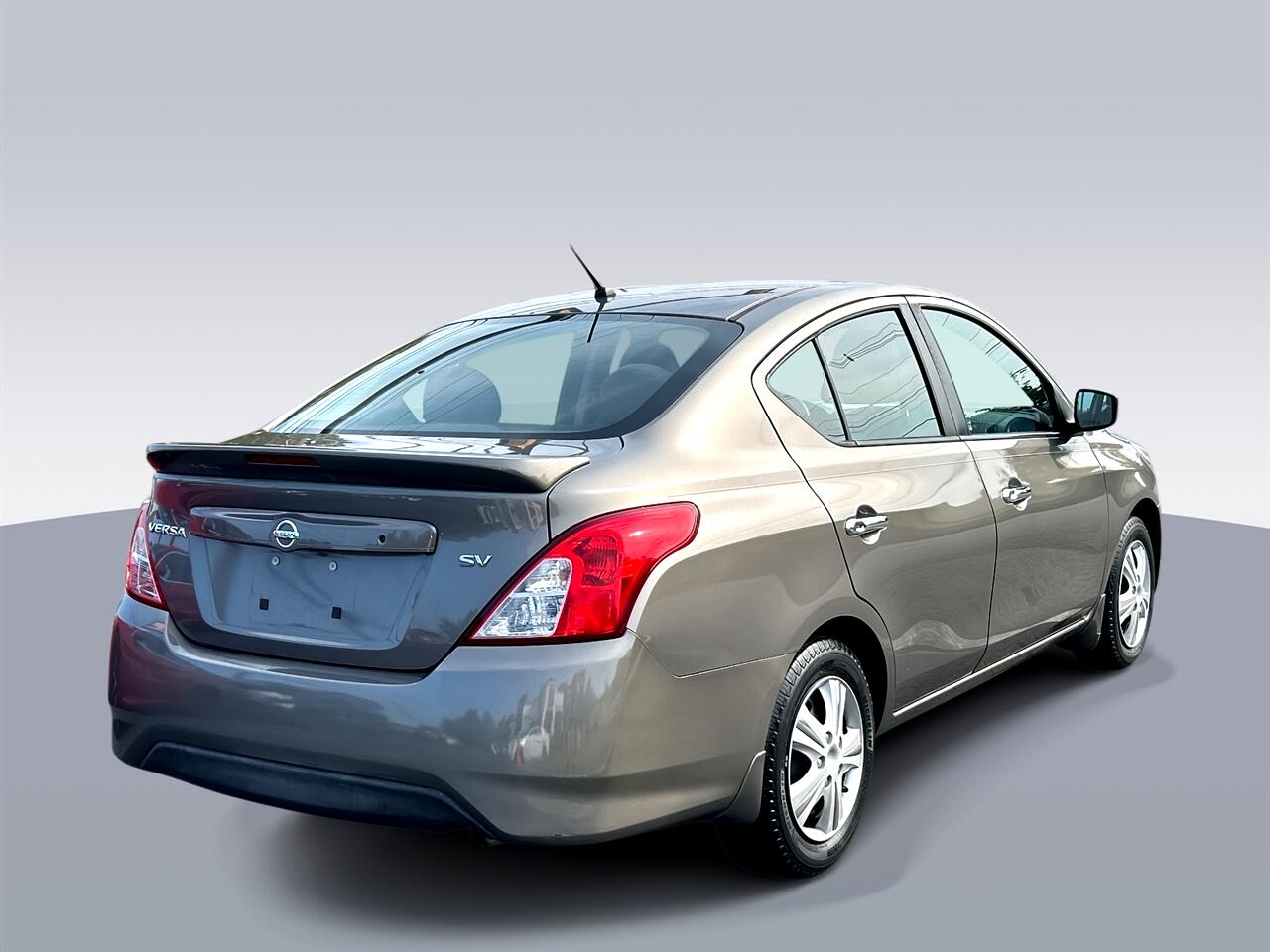 2017 Nissan Versa SV photo 3
