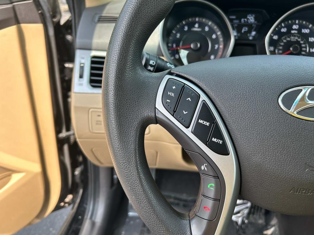 Hyundai Elantra  2012