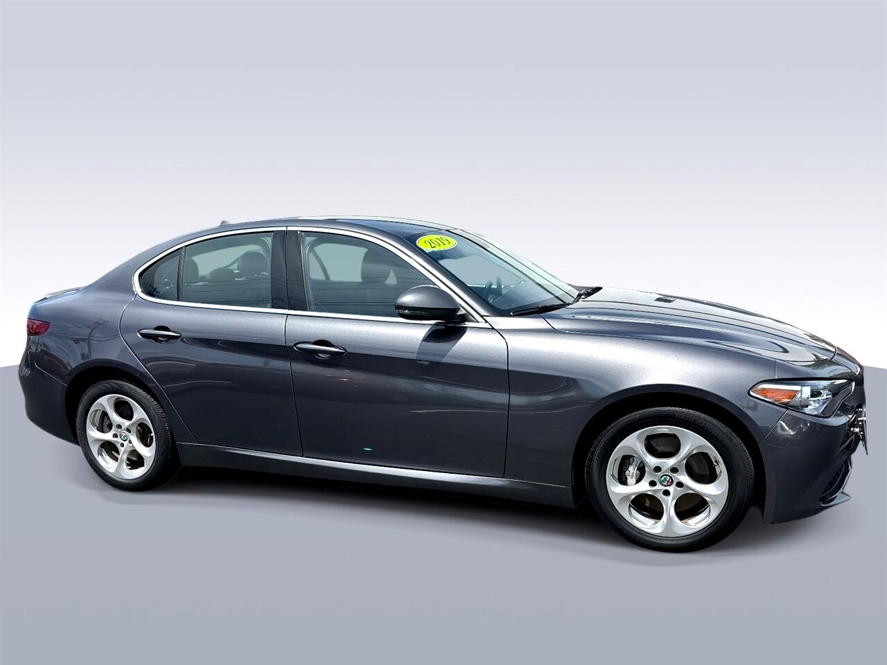 2019 Alfa Romeo Giulia photo 2