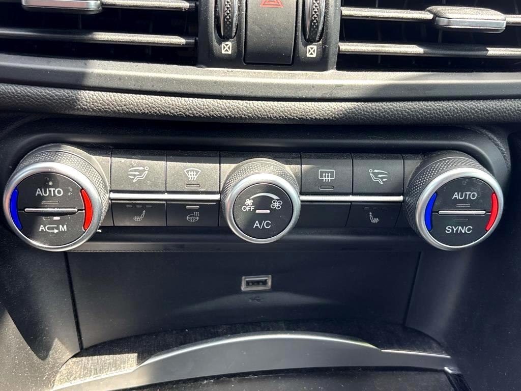 2019 Alfa Romeo Giulia photo 17