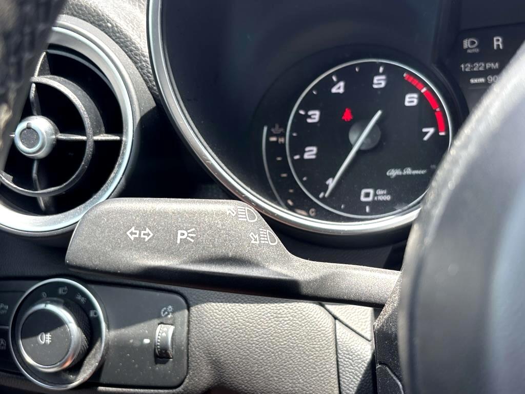 2019 Alfa Romeo Giulia photo 19