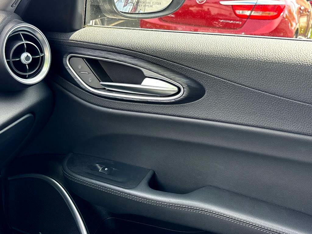 2019 Alfa Romeo Giulia photo 22