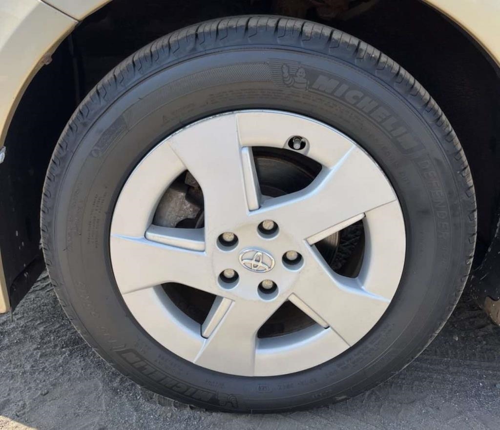 2011 Toyota Prius Two photo 5
