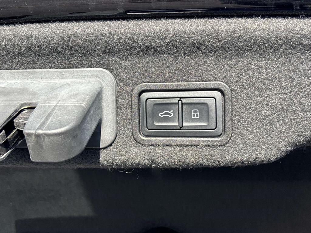 Audi A8  2015 Audi A8  2015
