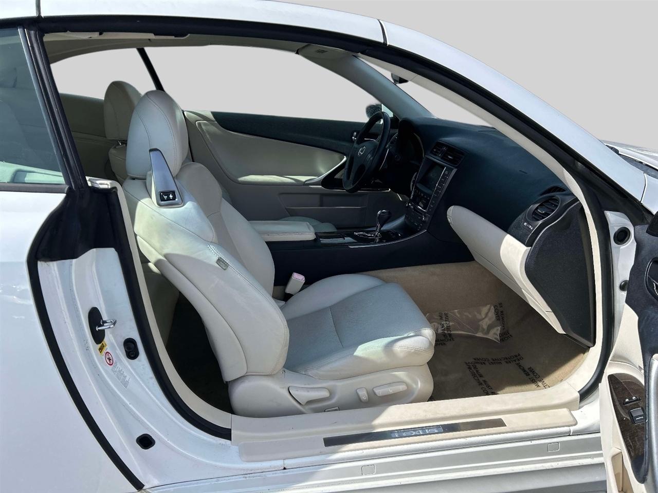 Lexus IS C  2010