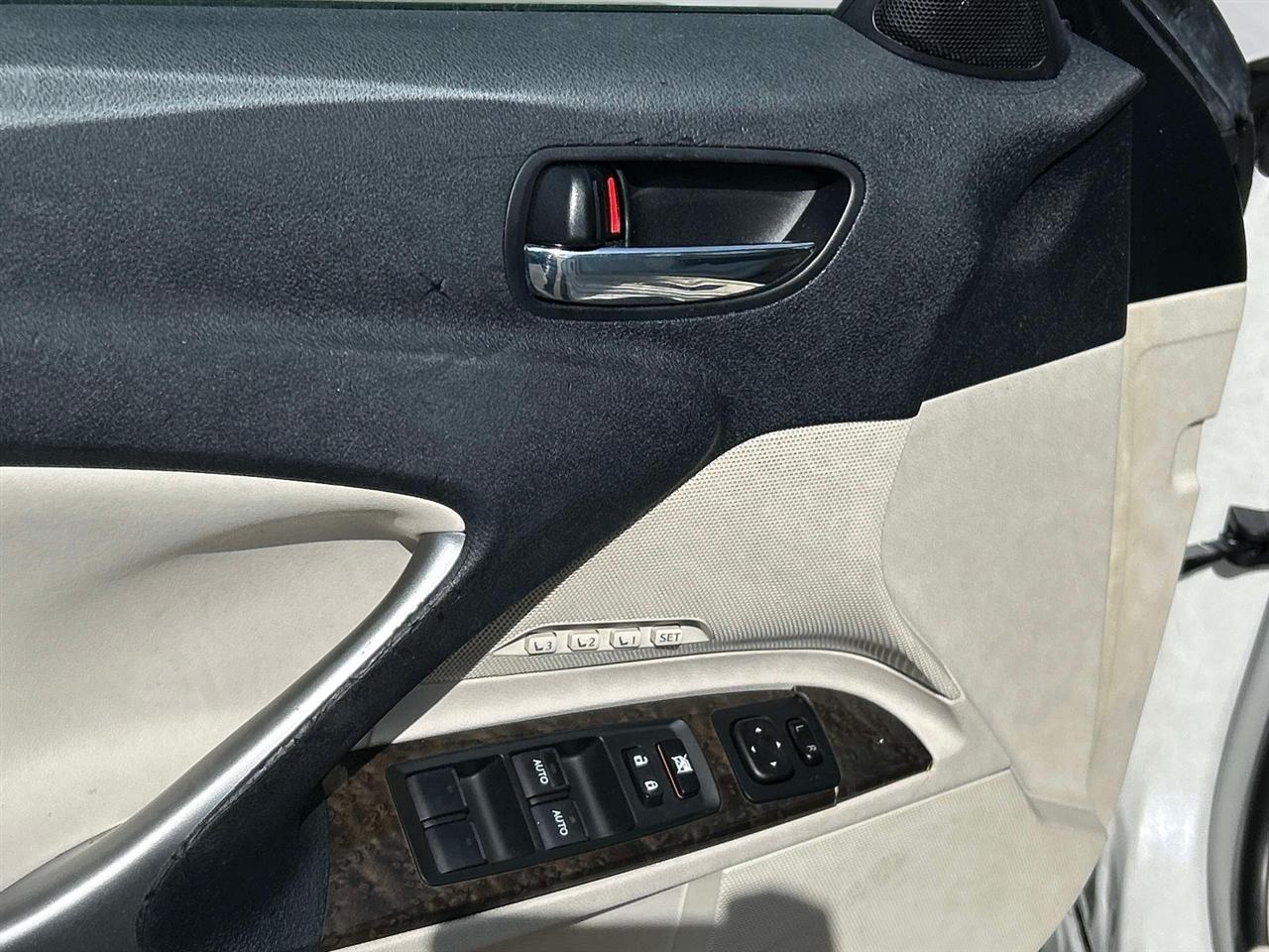 Lexus IS C  2010