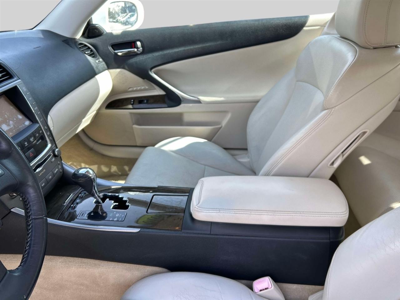 Lexus IS C  2010