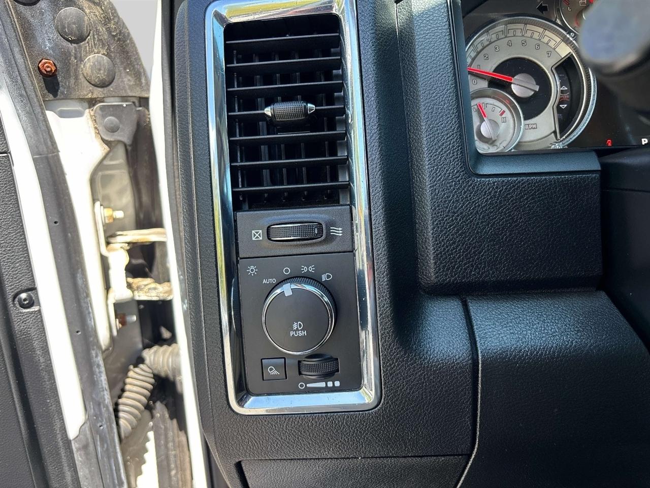 RAM 1500 4WD Crew Cab 140.5" Longhorn 2014