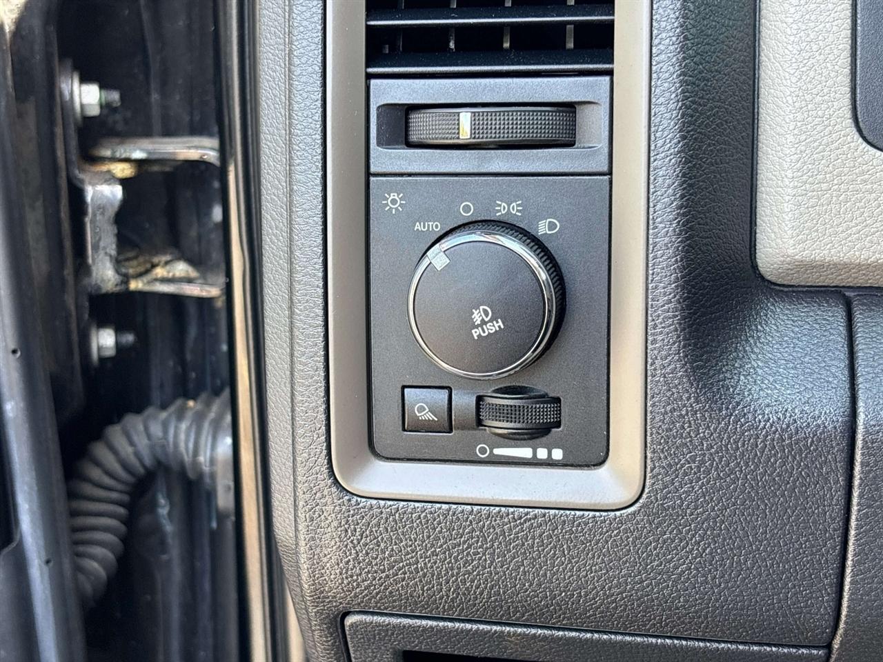 RAM 1500 4WD Quad Cab 140.5" Express 2012