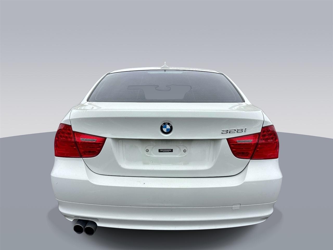 BMW 3-Series 4dr Sdn 328i xDrive AWD SULEV 2011