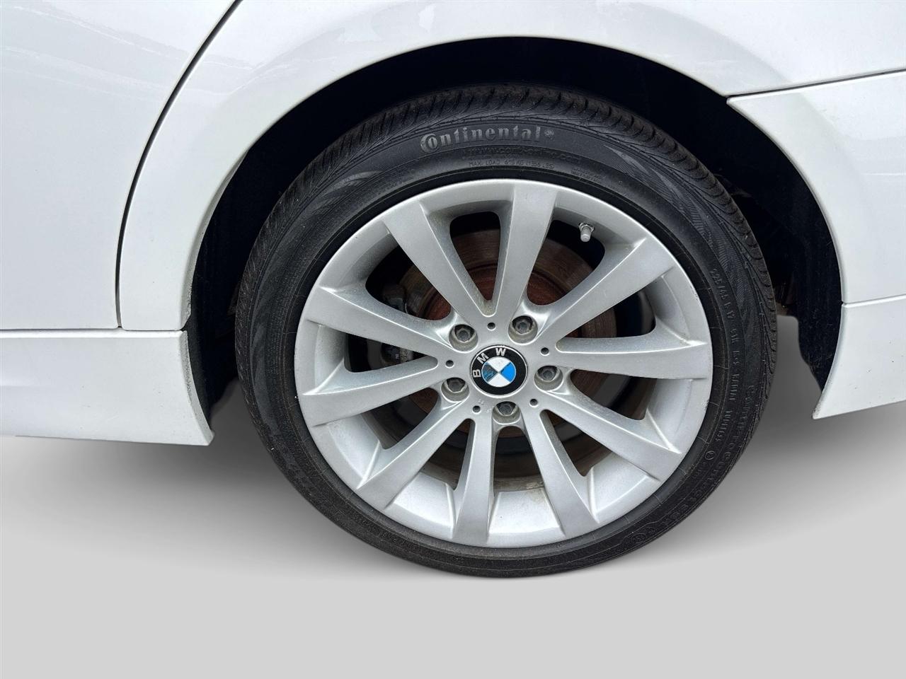 BMW 3-Series 4dr Sdn 328i xDrive AWD SULEV 2011